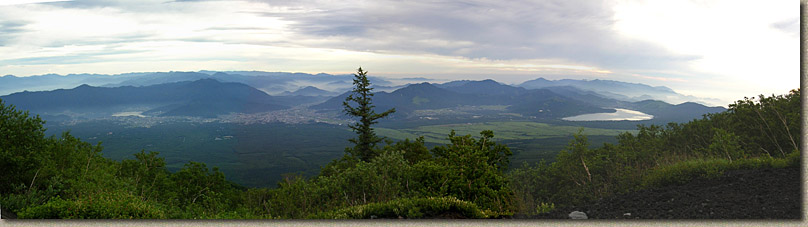 MtFuji-17JUL04-EarlyMorningPan.jpg (240452 bytes)