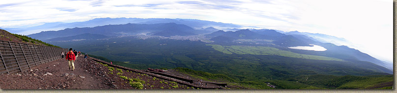 MtFuji-17JUL04-Pan1.jpg (314619 bytes)